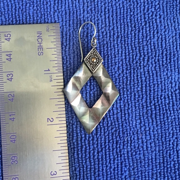 Bali Designs Robert Manse Mother-of-Pearl Earring - Picture 6 of 8